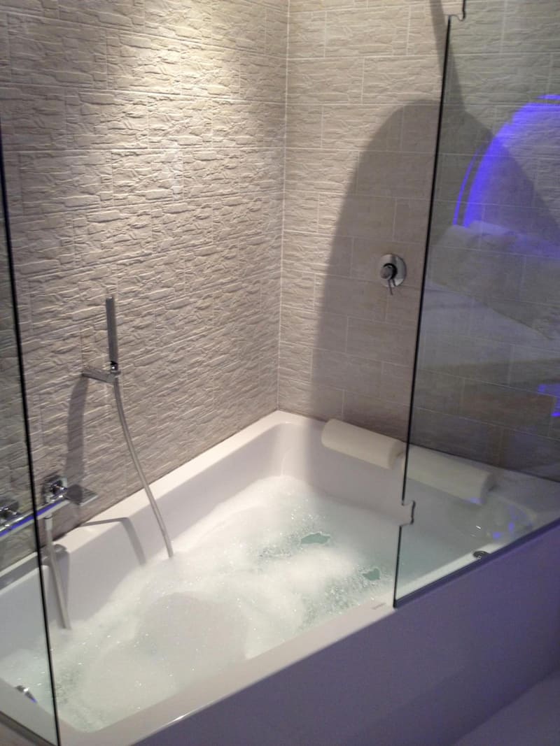 Private hot tub at Wrooms Guest House, Rome, photo 3