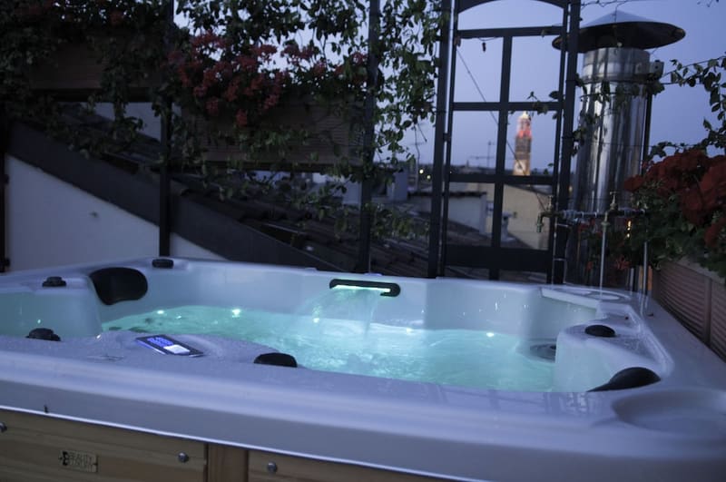 Private hot tub at Hotel Bologna, Verona — photo 3