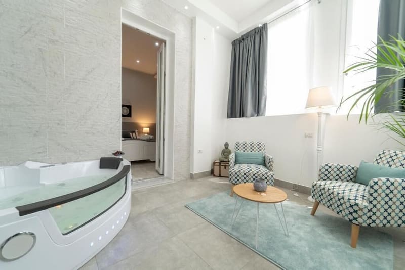 Private hot tub at Casa Solmes Rooms, Olbia — photo 6