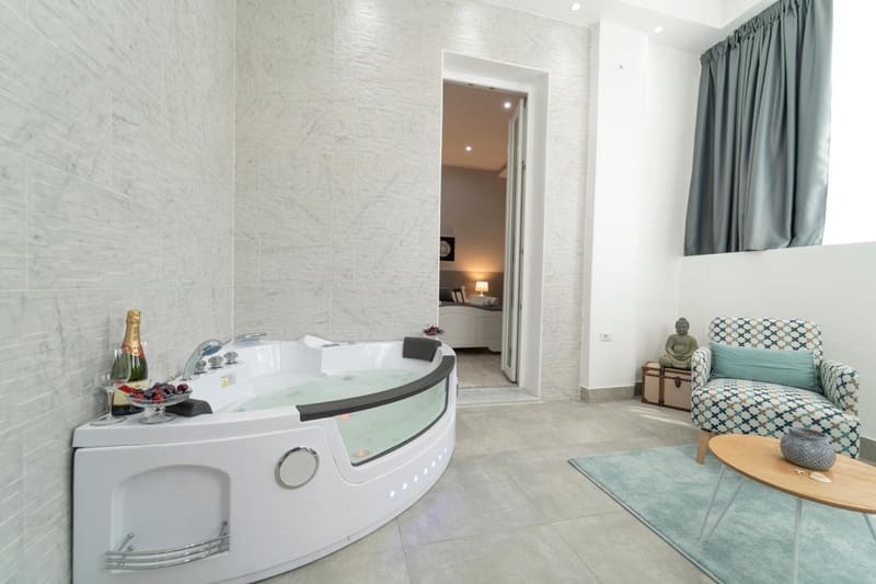 Private hot tub at Casa Solmes Rooms, Olbia
