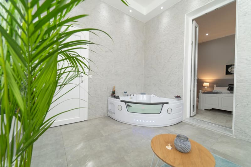 Private hot tub at Casa Solmes Rooms, Olbia — photo 2