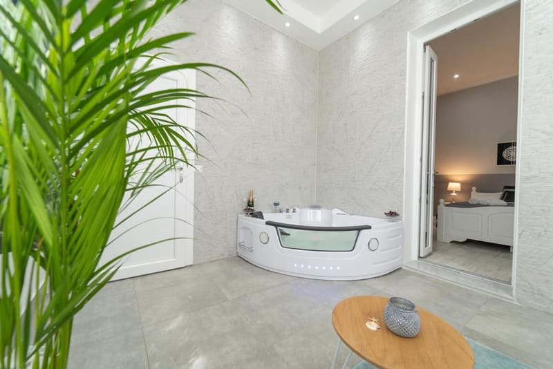 Private hot tub at Casa Solmes Rooms, Olbia — photo 4