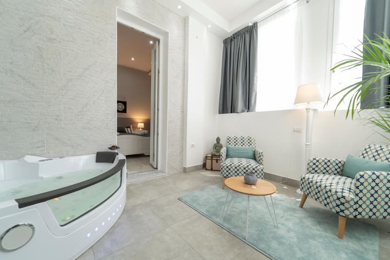 Private hot tub at Casa Solmes Rooms, Olbia — photo 5