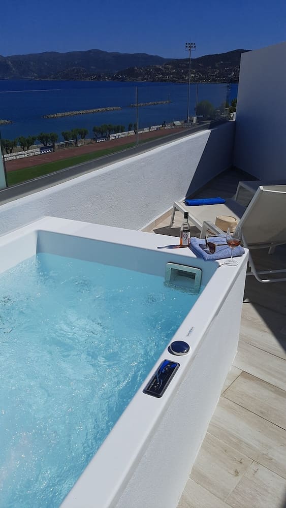 Private jacuzzi at Naiades Marina Hotel, Agios Nikolaos — photo 2