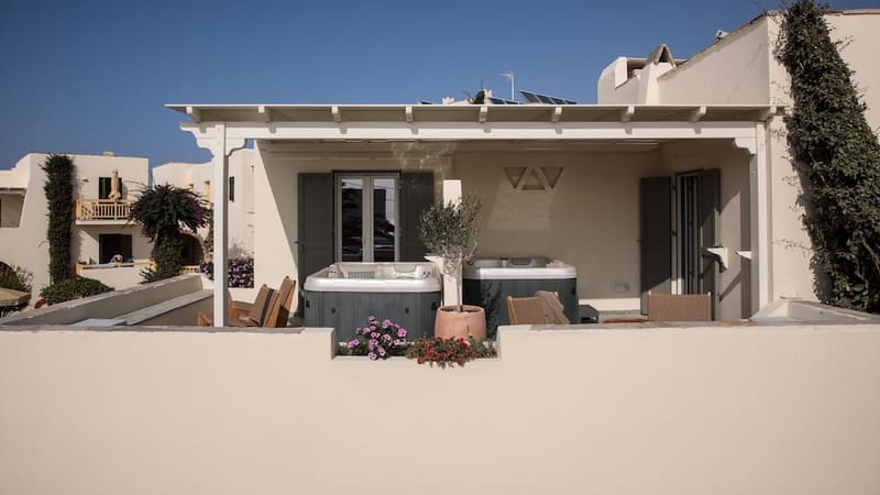 Private hot tub at Proteas Hotel & Suites, Naxos — photo 4