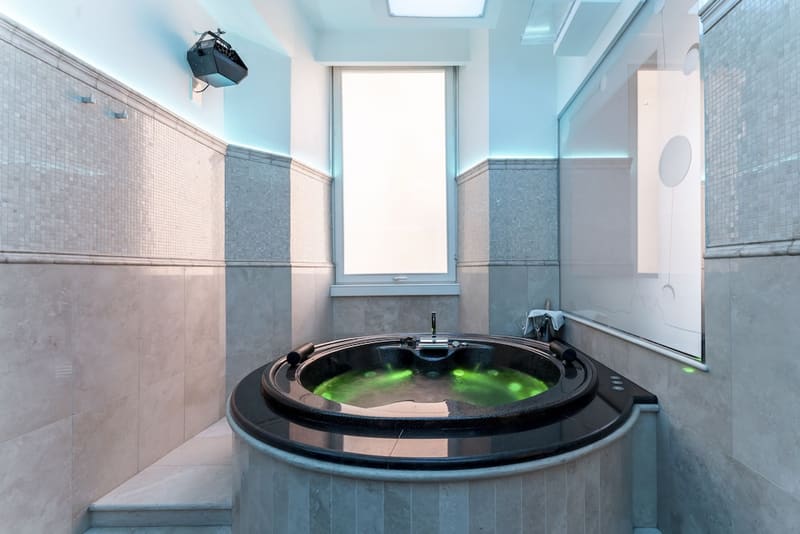 Private hot tub at Hotel Trecento, Rome, photo 5