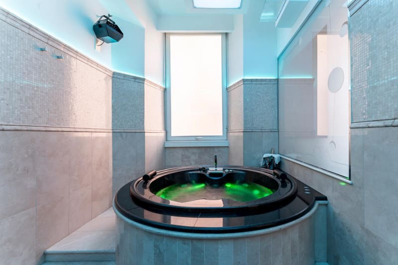 Private hot tub at Hotel Trecento, Rome, photo 4