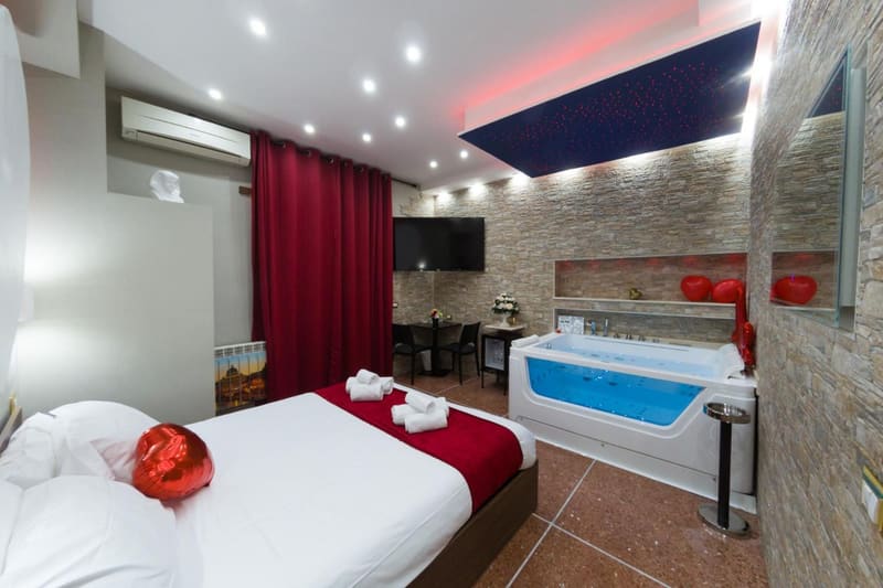 Private hot tub at Cleopatra, Rome, photo 4