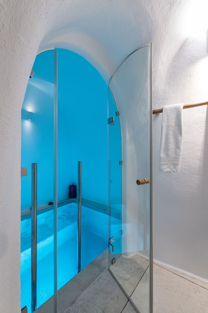 Private plunge pool at Iconic Santorini by Sandglass, Santorini — photo 4