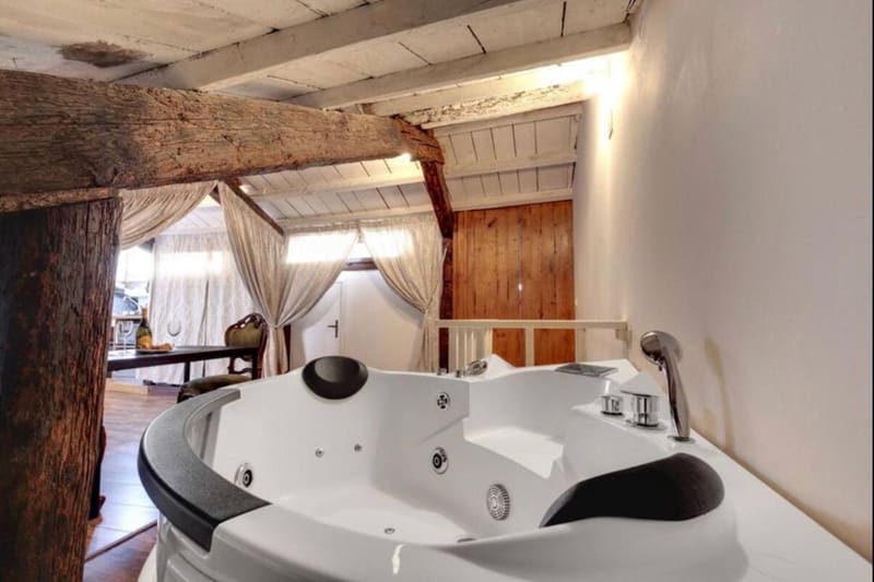 Private hot tub at Venice traditional home with terrace, Venice
