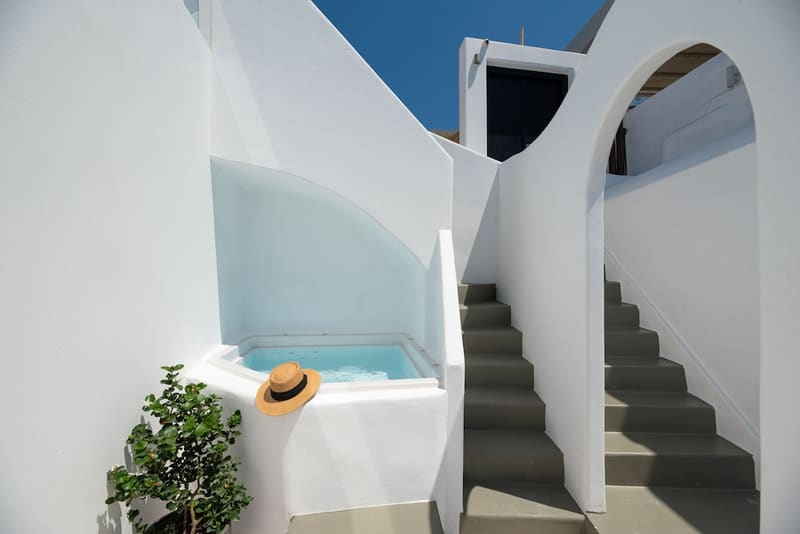 Private hot tub at Daydream Luxury Suites, Santorini — photo 2