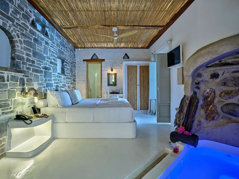 Private hot tub at Zefi Hotel & Suites, Paros — photo 5