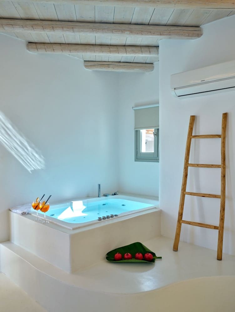 Private hot tub at Zefi Hotel & Suites, Paros — photo 2