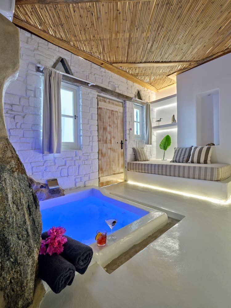 Private hot tub at Zefi Hotel & Suites, Paros — photo 6