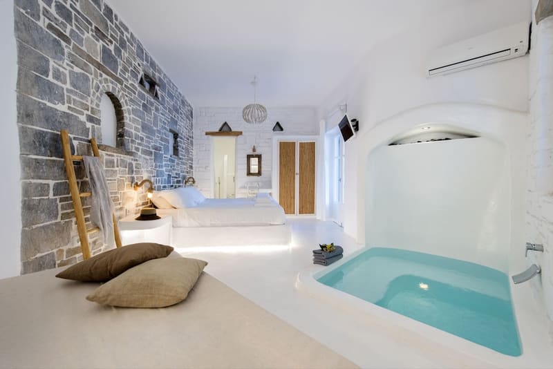 Private hot tub at Zefi Hotel & Suites, Paros — photo 4