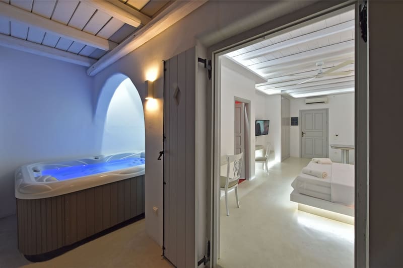 Private hot tub at Zefi Hotel & Suites, Paros — photo 3