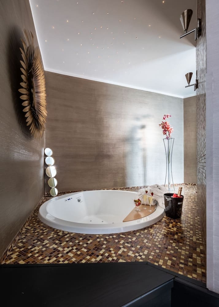Private hot tub at Dharma Luxury Hotel & SPA, Rome — photo 3
