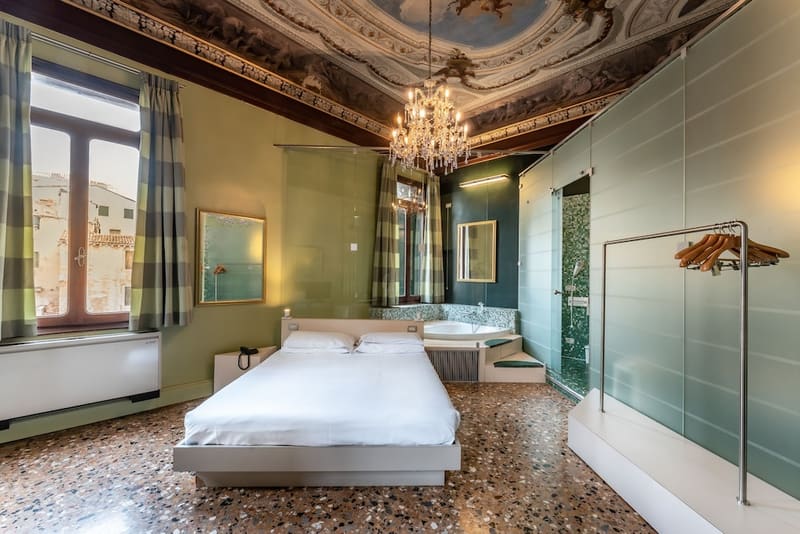 Private hot tub at Sogno di Giulietta e Romeo, Venice — photo 4