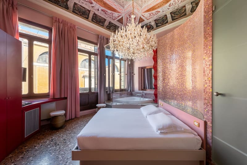 Private hot tub at Sogno di Giulietta e Romeo, Venice — photo 2