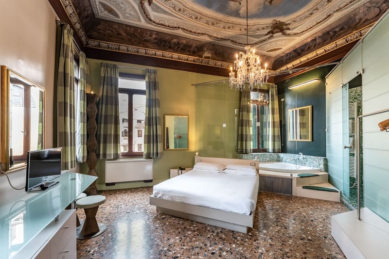 Private hot tub at Sogno di Giulietta e Romeo, Venice — photo 3