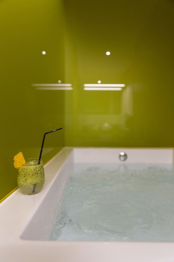 Private hot tub at Hotel Macià Sevilla Kubb, Seville — photo 5