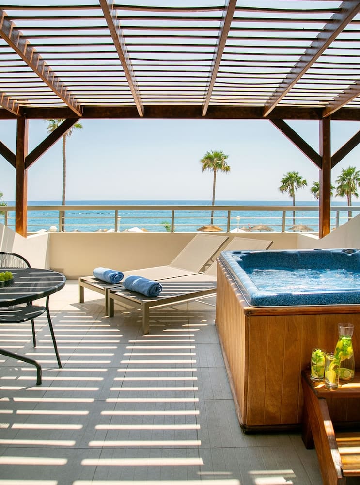 Private jacuzzi at Atlantica Miramare Beach, Limassol — photo 2