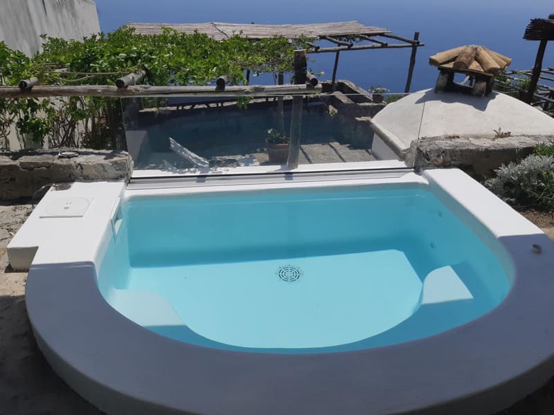 Private hot tub at Eleanor' s Garden, Ravello