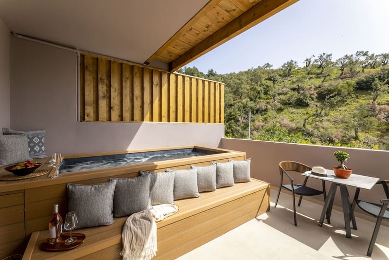 Hotels with a private in-room jacuzzi, hot tub or plunge pool in Skiathos