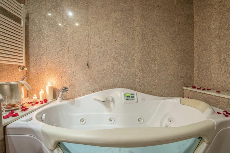 Private hot tub at Hotel La Giocca, Rome, photo 2