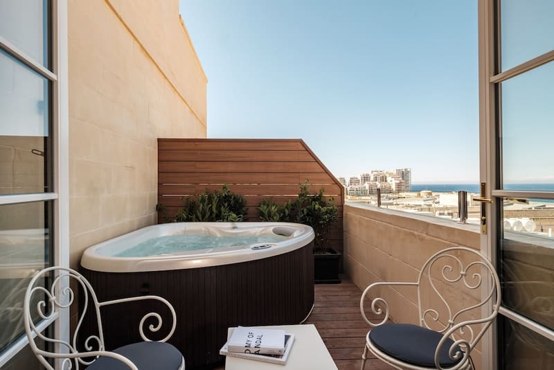 Private hot tub at Palais Le Brun, Valletta — photo 3
