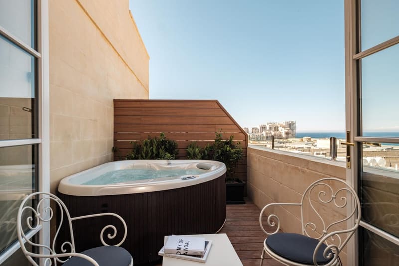 Private hot tub at Palais Le Brun, Valletta — photo 4
