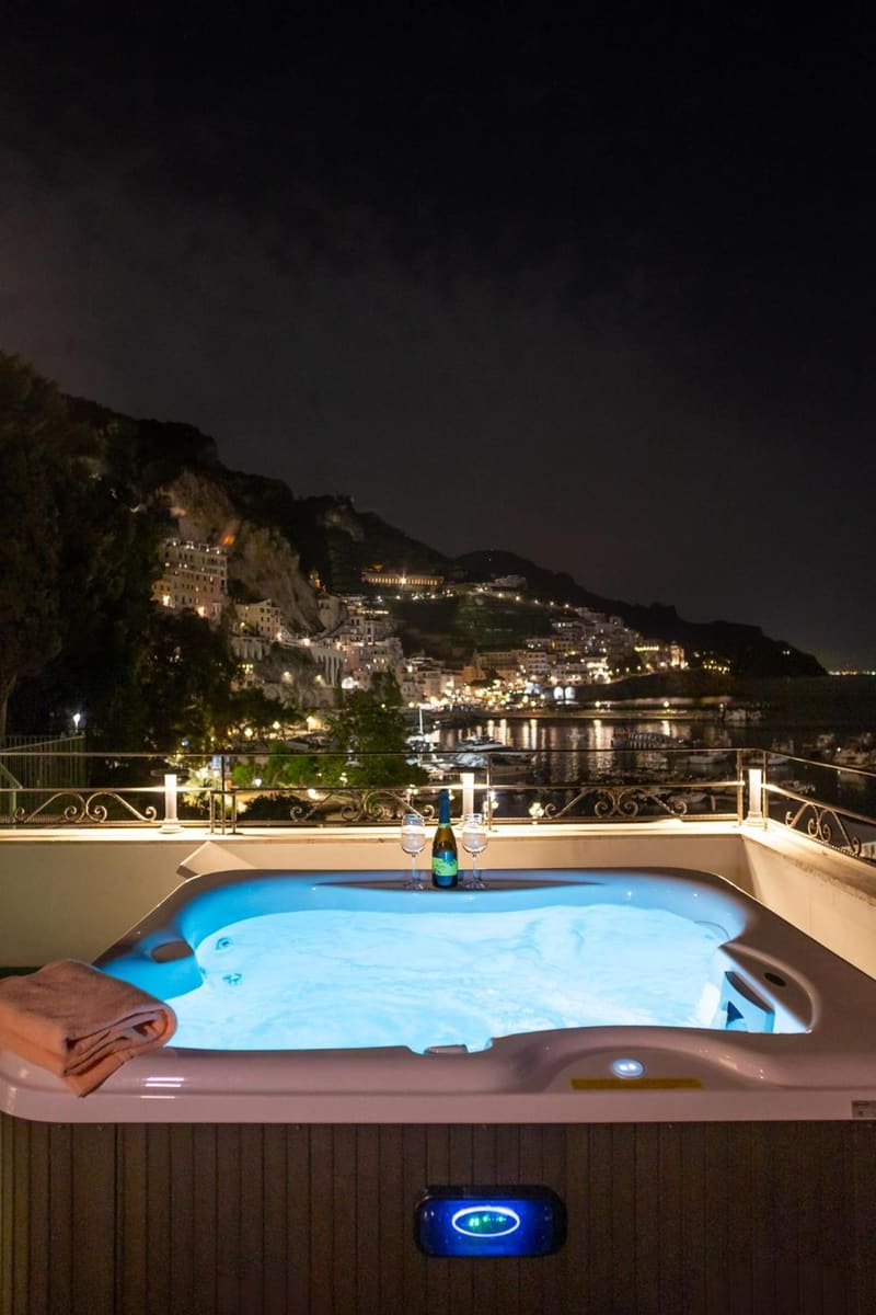 Private jacuzzi at Hotel Aurora, Amalfi — photo 4