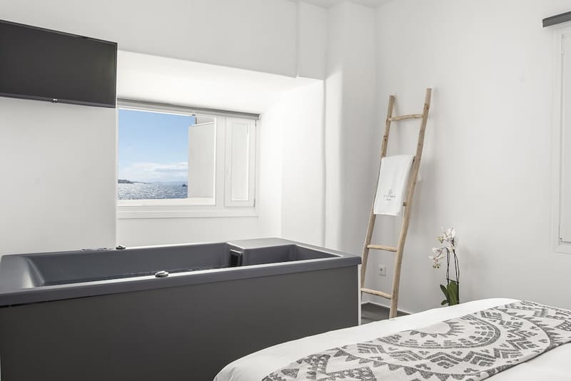 Private hot tub at Little Venice Villas, Mykonos — photo 3