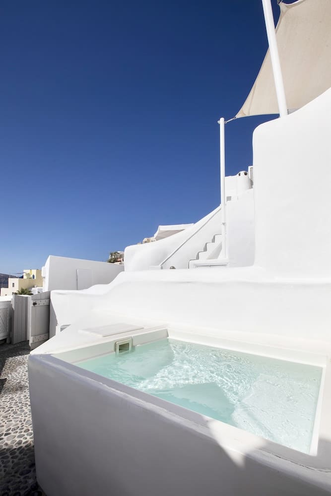 Private plunge pool at Ducato di Oia - Adults Only, Santorini — photo 6