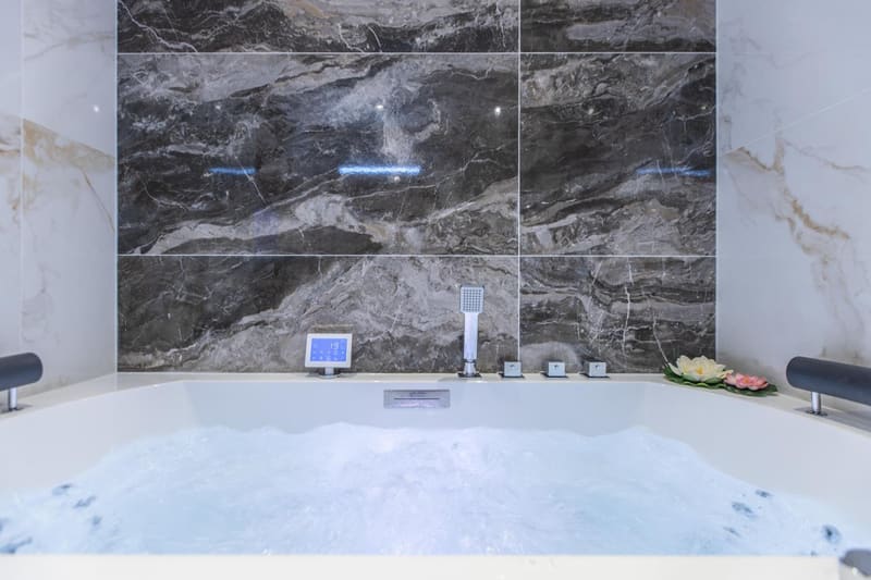Private jacuzzi at Résidence Topaze - Central - Luxurious - 50m Croisette Palais - LRA CANNES, Cannes