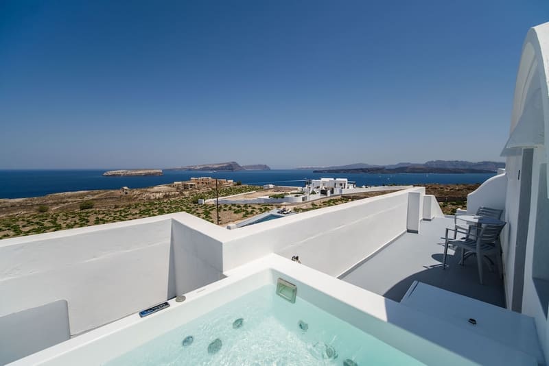 Private hot tub at Serenità Luxury Suites, Santorini — photo 6