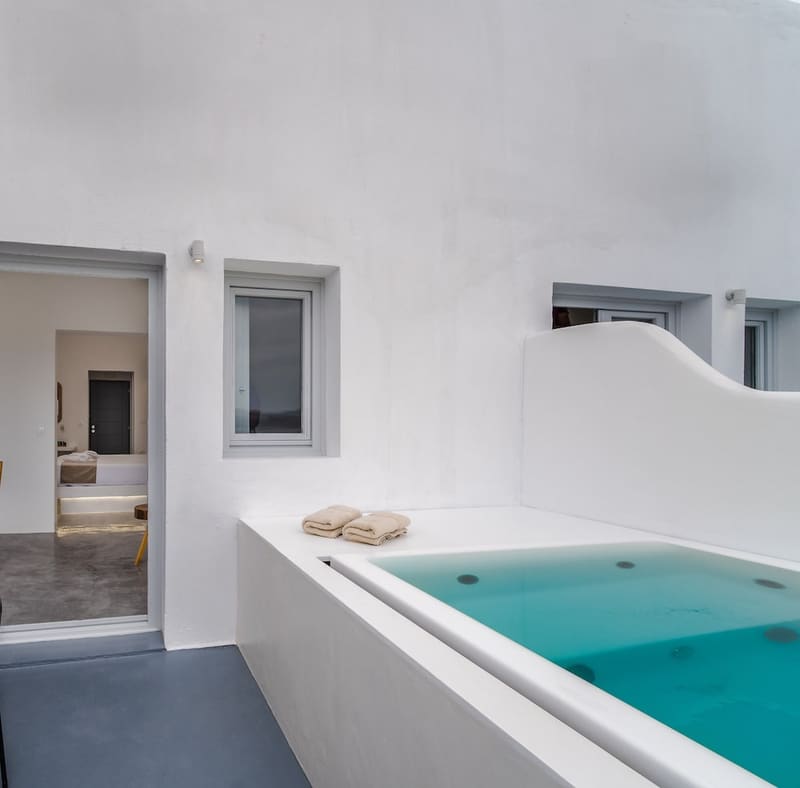 Private hot tub at Serenità Luxury Suites, Santorini — photo 3