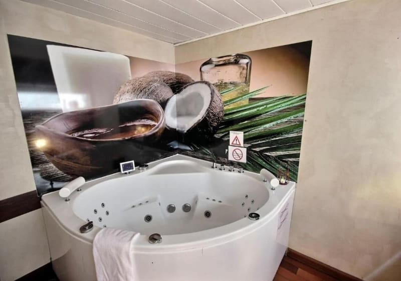 Private hot tub at VIP Paris Yacht Hotel, Paris, photo 2