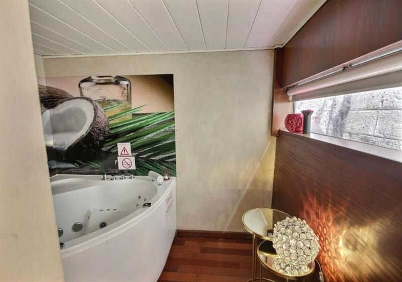 Private hot tub at VIP Paris Yacht Hotel, Paris, photo 3