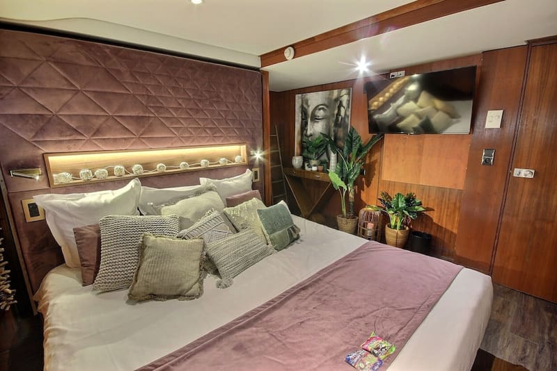 Private hot tub at VIP Paris Yacht Hotel, Paris, photo 6