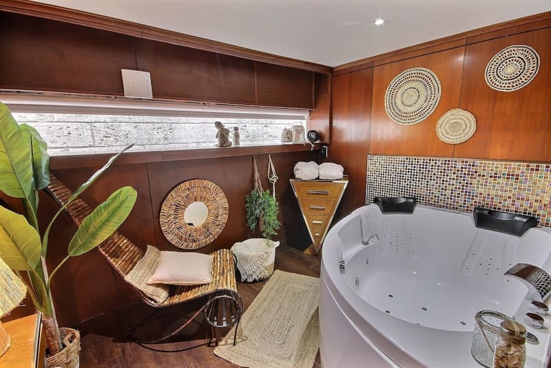 Private hot tub at VIP Paris Yacht Hotel, Paris