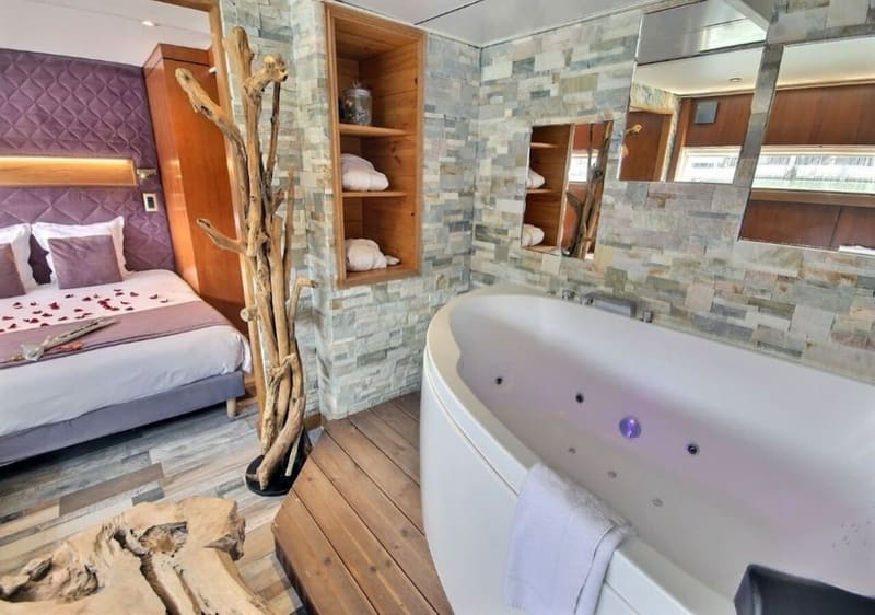Private hot tub at VIP Paris Yacht Hotel, Paris, photo 5