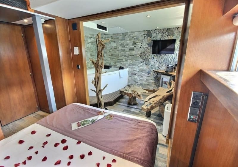 Private hot tub at VIP Paris Yacht Hotel, Paris, photo 4