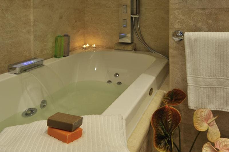 Private hot tub at Villa Las Tronas Hotel & SPA, Alghero — photo 3