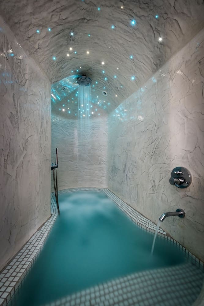 Private hot tub at Evgenia Villas & Suites by Calm Collection, Santorini, photo 6