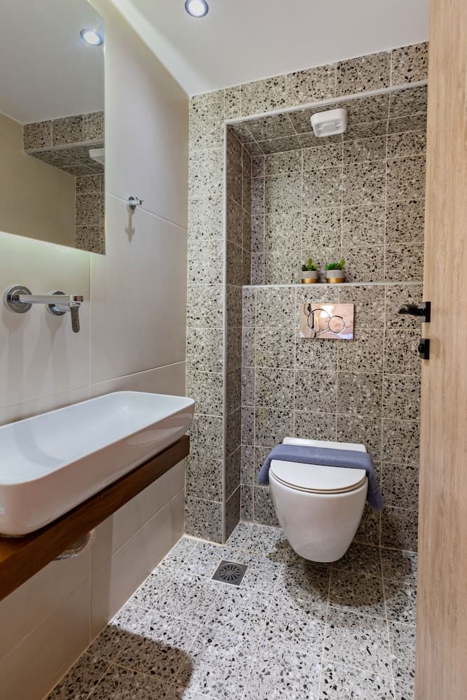 Private hot tub at Erotokritos Luxury City Suites, Rethymno — photo 6