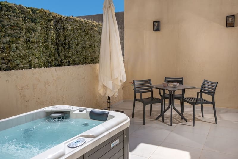 Private hot tub at Erotokritos Luxury City Suites, Rethymno — photo 2