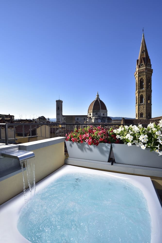 Private hot tub at San Firenze Suites & Spa, Florence — photo 5