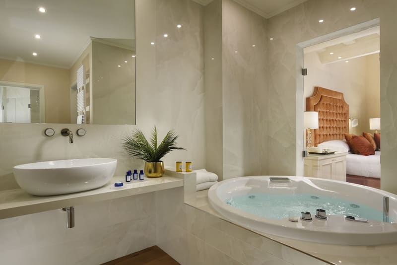 Private hot tub at San Firenze Suites & Spa, Florence — photo 6