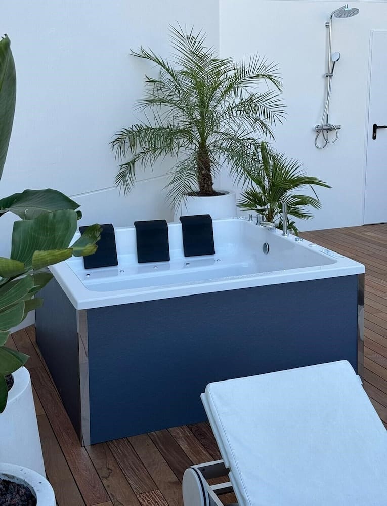 Private jacuzzi at Negresco Princess, Barcelona